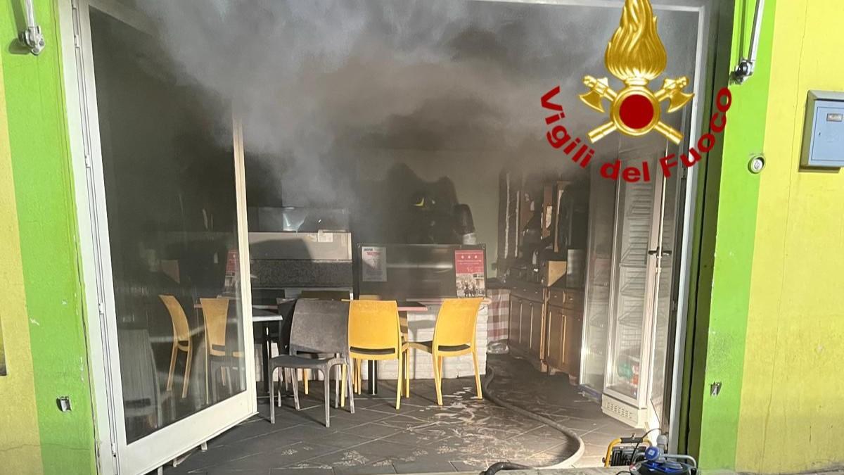 Incendio in una pizzeria, l’allarme lanciato da un vigile del fuoco non in servizio