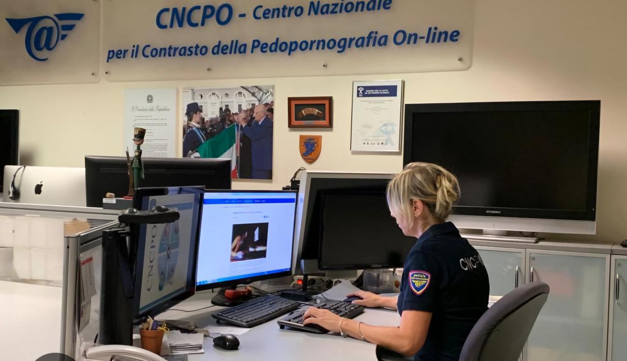 Pedopornografia on line, centinaia di foto nei pc: tre arresti e una denuncia
