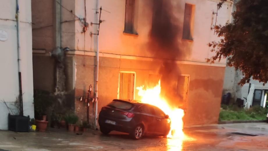 Auto incendiata nella notte a Bitti: è la quarta dall’inizio dell’anno