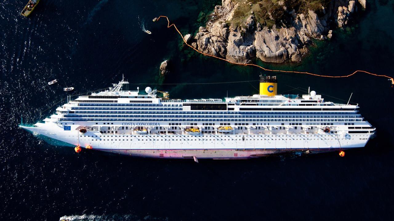 La Costa Concordia incagliata all'isola del Giglio