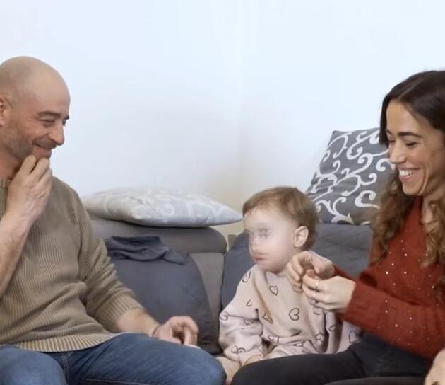 
	Gioia insieme ai genitori

