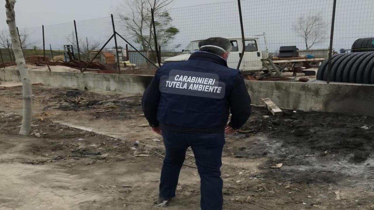 Un’officina abusiva con auto rubate e droga: arrestato