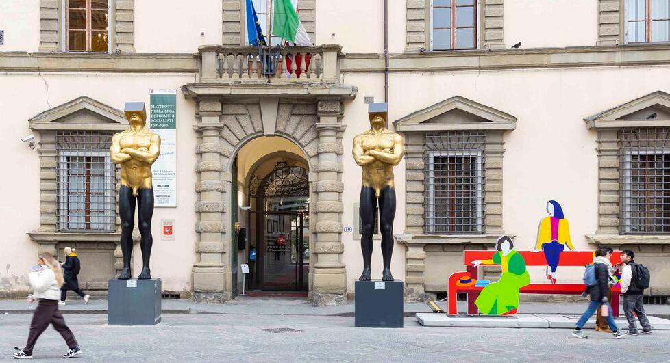 
	I &ldquo;Giganti&rdquo; di Emanuele Giannelli davanti al palazzo delle Regione accanto all&rsquo;opera di Marco Lodola

