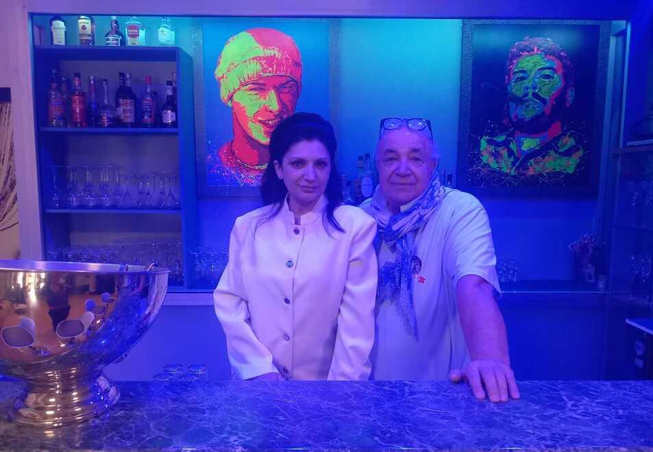 
	Mario Castronuovo dietro al bancone

