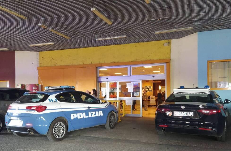
	Polizia e carabinieri al pronto soccorso per i rilievi

