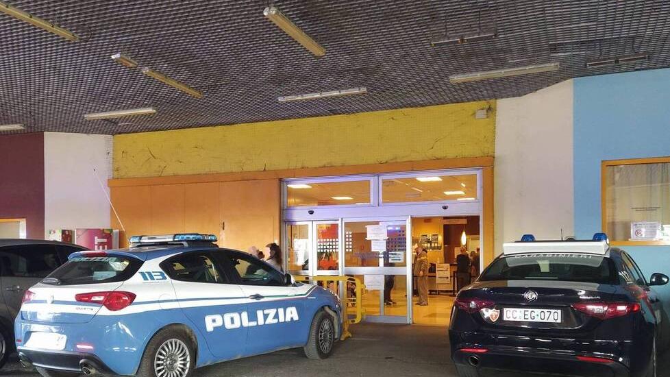 Polizia e carabinieri al pronto soccorso per i rilievi