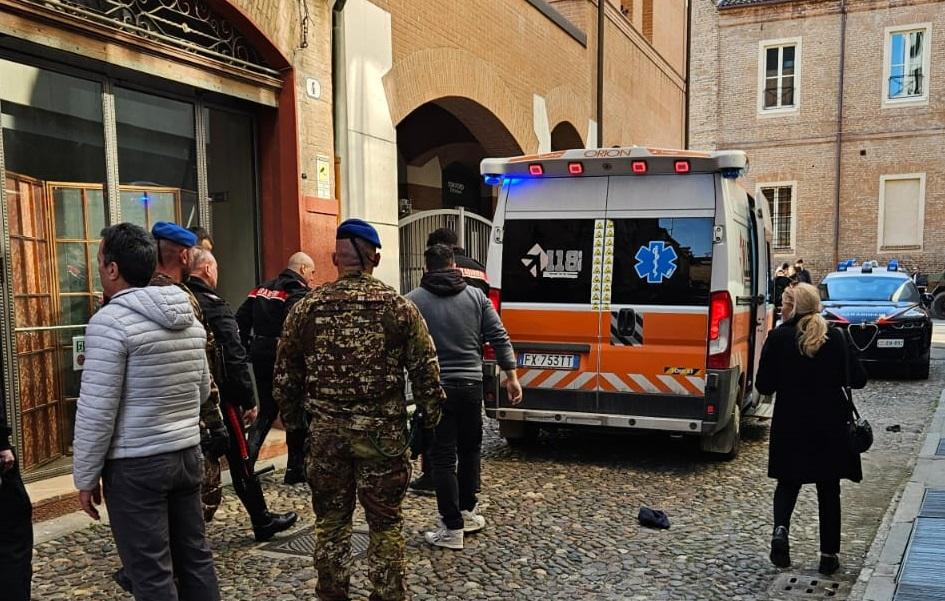 Sorpreso ad urinare per strada da un poliziotto in borghese, scoppia la zuffa