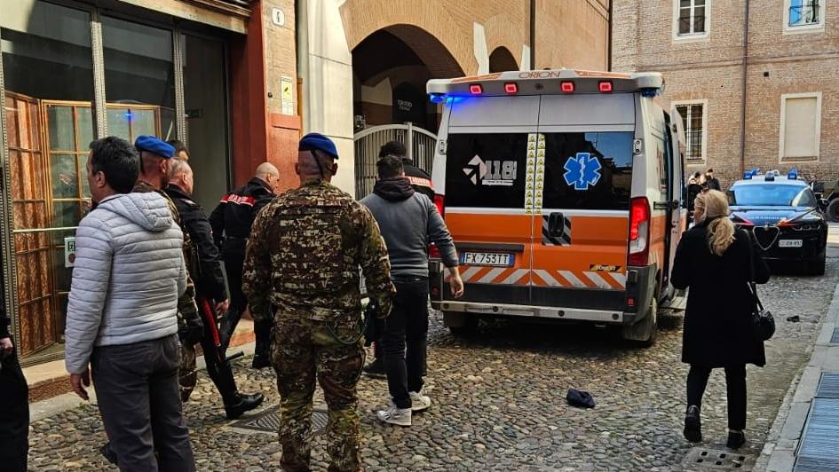 Sorpreso ad urinare per strada da un poliziotto in borghese, scoppia la zuffa