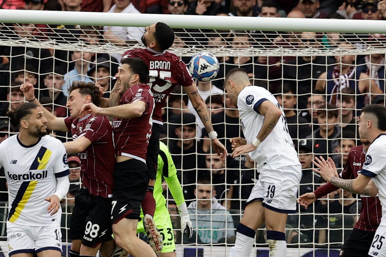 
	Un contrasto aereo tra Zaro e Bronn

