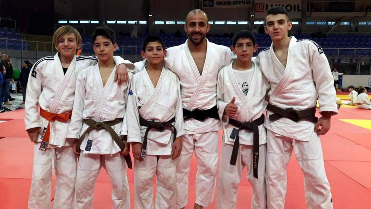 Gabriele Pinna (il secondo da sinistra) con altri atleti e il tecnico Francesco Degortes alla Budapest Cup del 2019