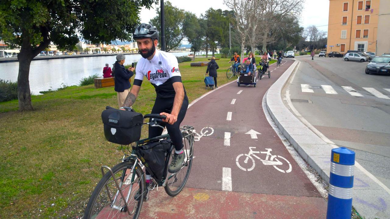 La partenza della mini pedalata dal parco Cervo (foto Vanna Sanna)