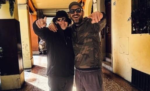 
	Vasco Rossi e Cesare Cremonini sotto i portici di Bologna

