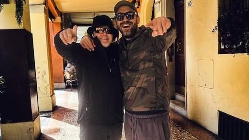 Vasco Rossi e Cesare Cremonini sotto i portici di Bologna