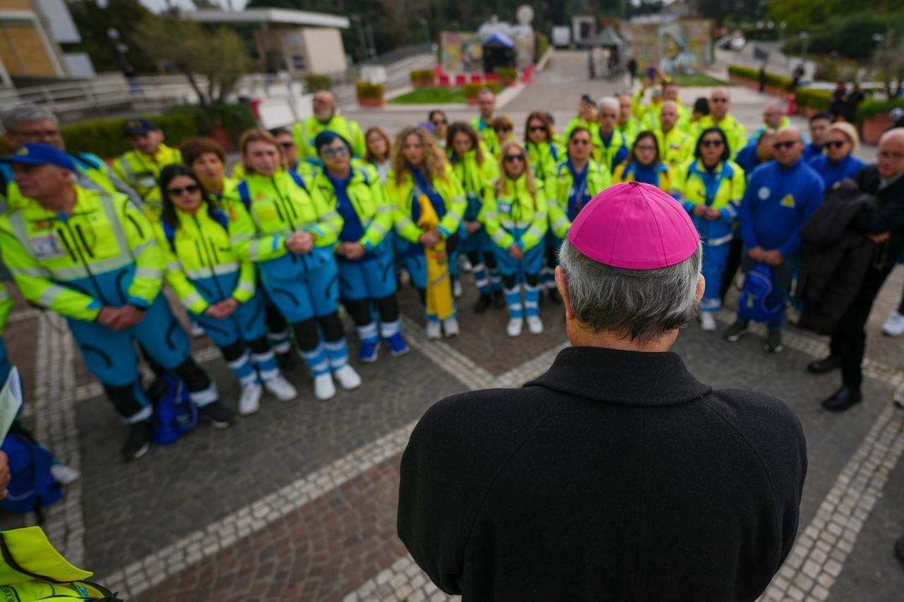 
	Le preghiere dei fedeli davanti al Policlinico Gemelli&nbsp;

