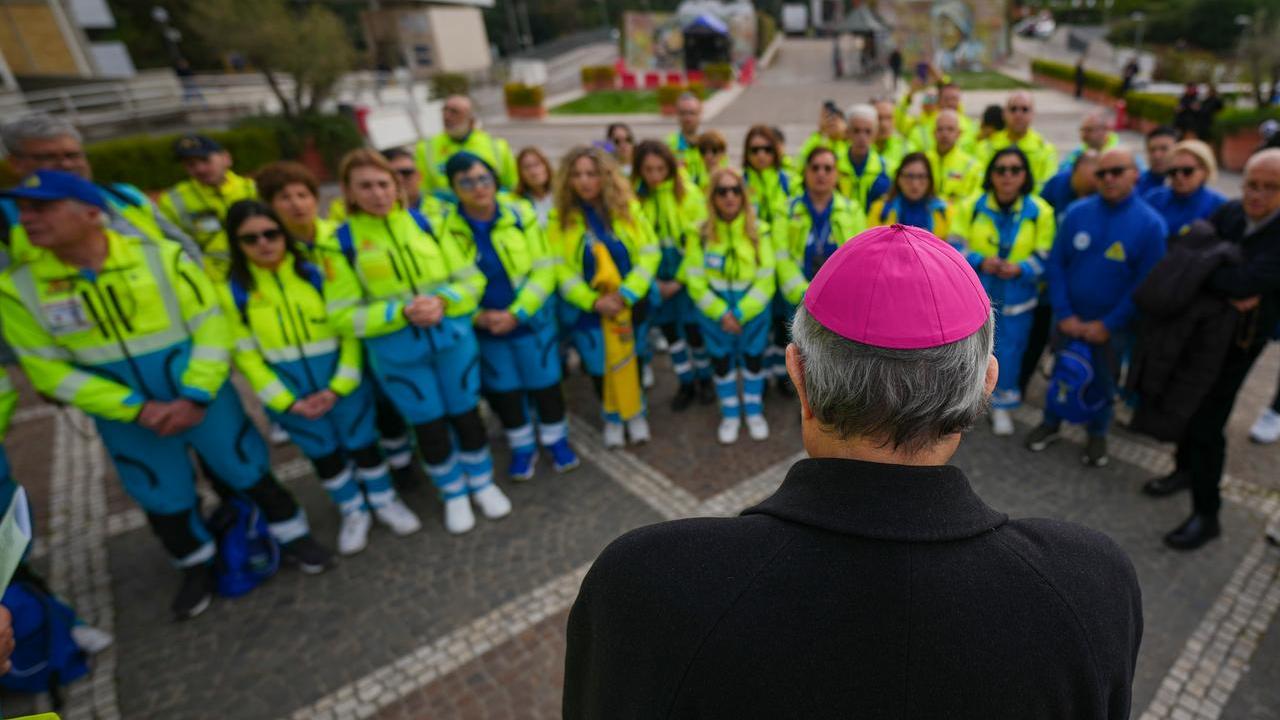 Le preghiere dei fedeli davanti al Policlinico Gemelli 