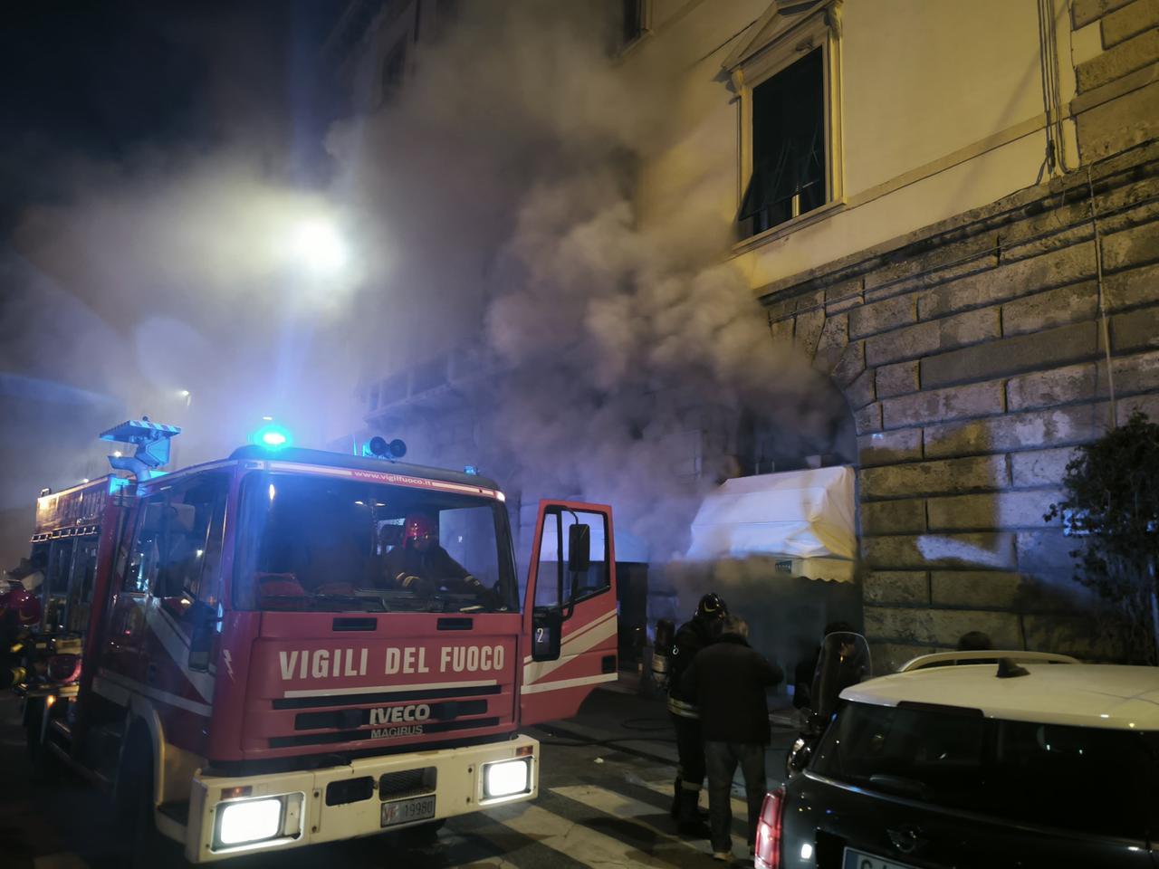 Livorno, incendio nel negozio di mobili in piazza della Repubblica: evacuato il palazzo