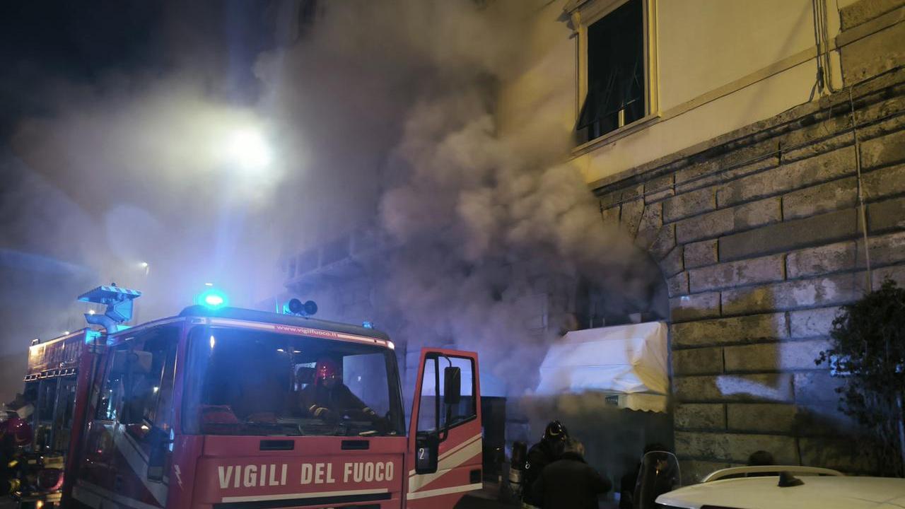 Livorno, incendio nel negozio di mobili in piazza della Repubblica: evacuato il palazzo