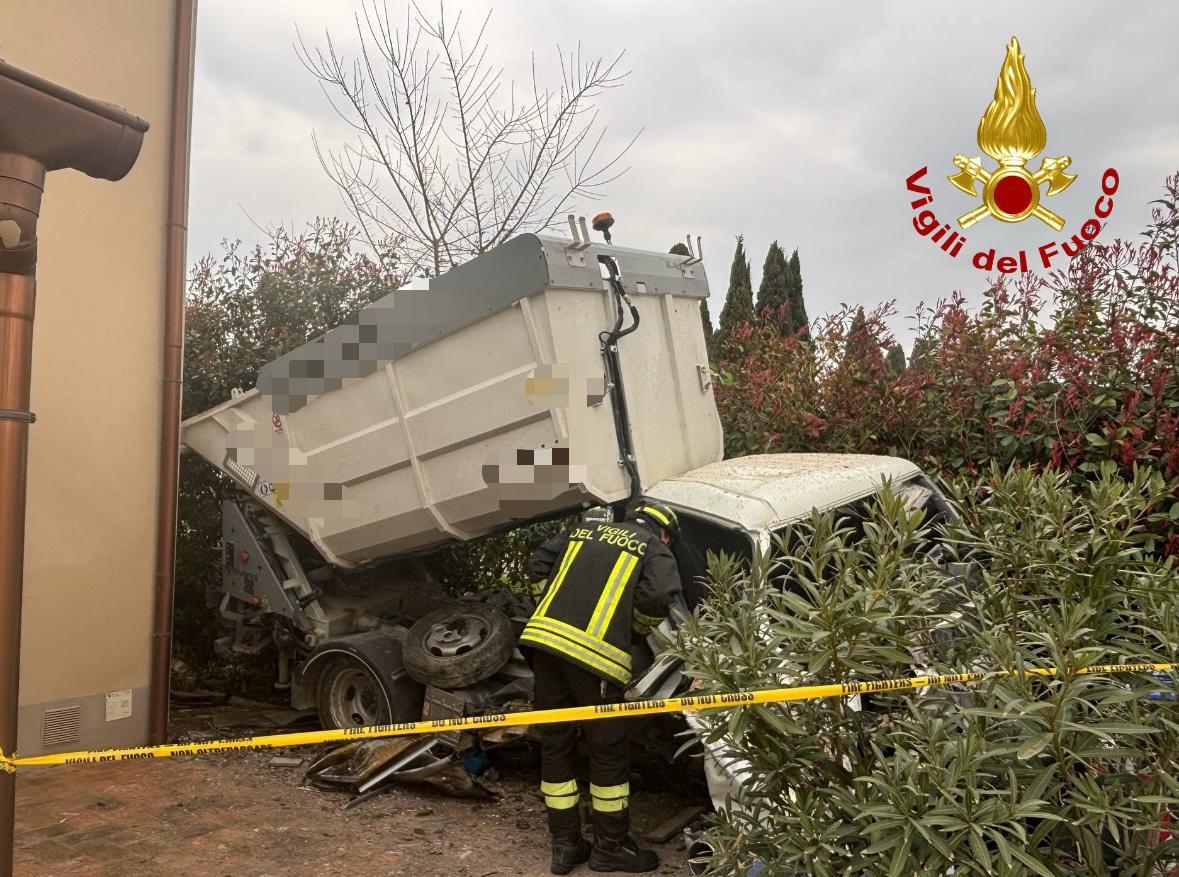 
	Il mini-compattatore finito fuori strada

