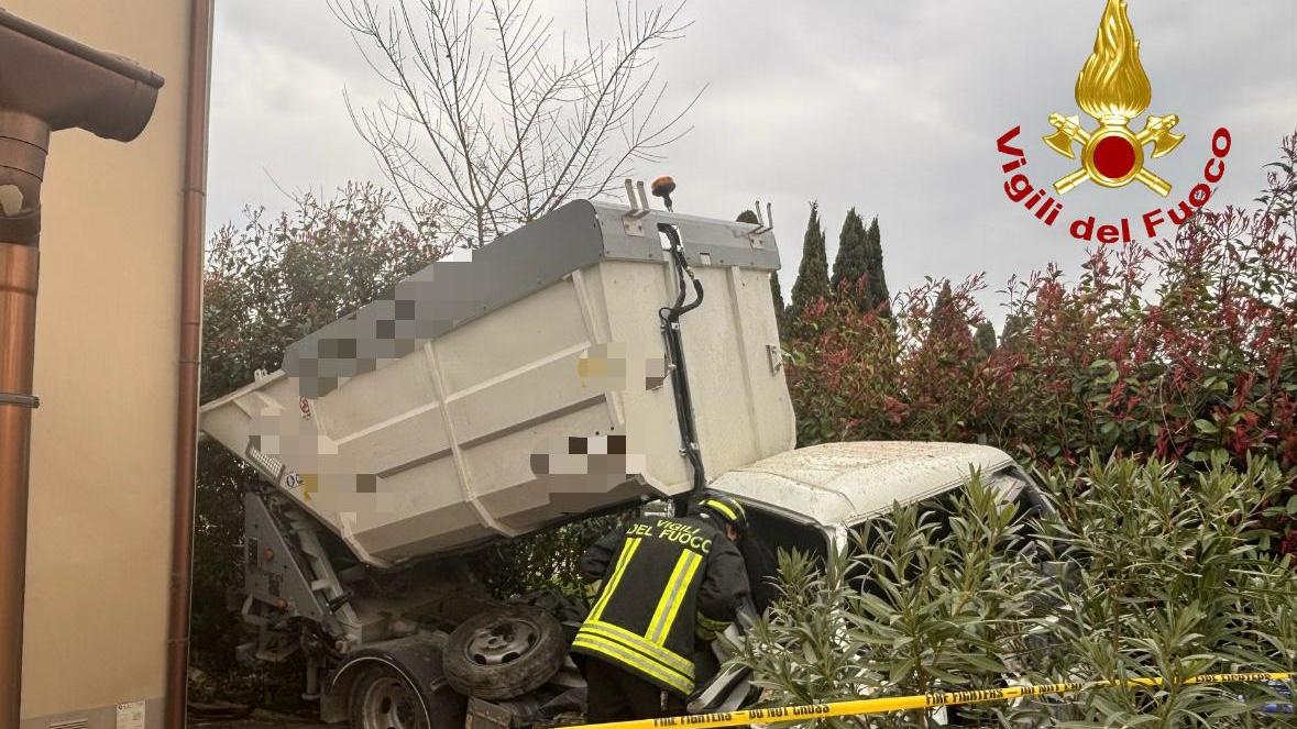 Il mini-compattatore finito fuori strada