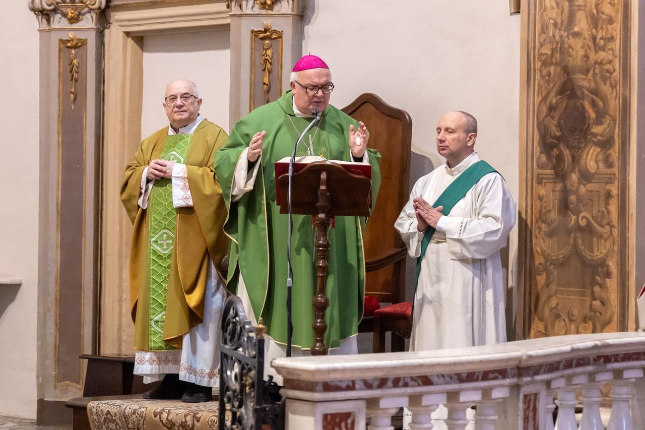 Il vescovo Perego e il silenzio di tutta Ferrara