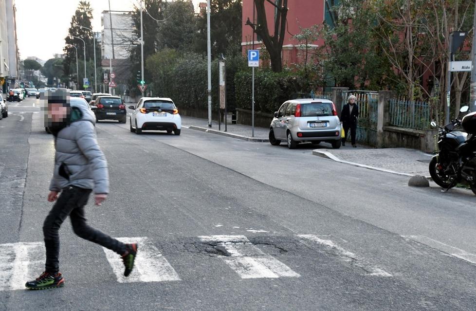 
	Una buca in via Europa (foto Cuffaro)

