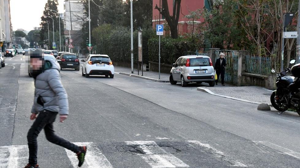 Una buca in via Europa (foto Cuffaro)