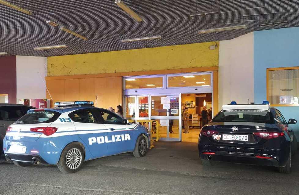 
	Polizia di Stato e carabinieri intervenuti al pronto soccorso dopo l&rsquo;aggressione

