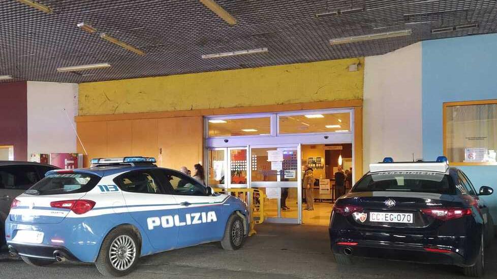 Polizia di Stato e carabinieri intervenuti al pronto soccorso dopo l’aggressione