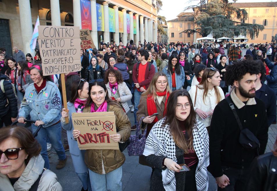 In centinaia in piazza Martiri per chiedere la parità di genere. «Niente mimose, diritti»