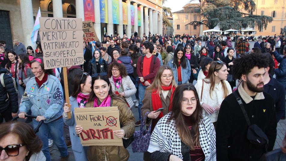 In centinaia in piazza Martiri per chiedere la parità di genere. «Niente mimose, diritti»