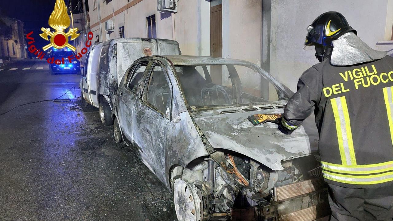 Due auto incendiate nella notte: l’intervento dei vigili del fuoco
