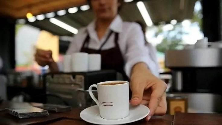 Il caffé al bar costa il 20% in più rispetto al 2021. Assoutenti: «Di questo passo questa abitudine italiana si modificherà»