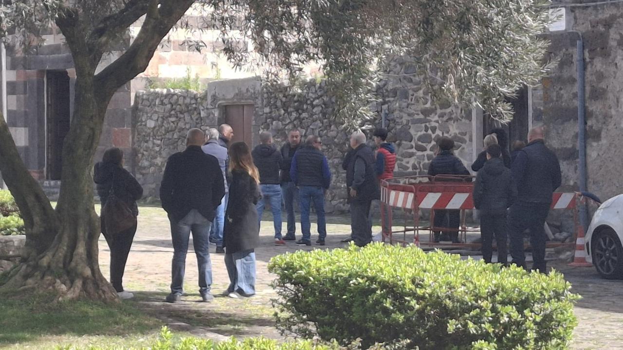 Morte Gabriele Pinna, a Ghilarza via alla profilassi: «48 ore per bloccare la diffusione del batterio»
