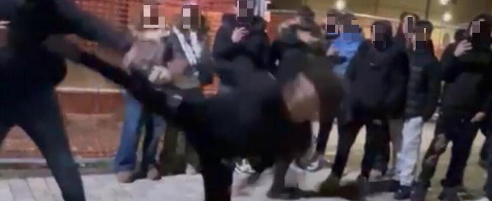 
	Un fermo immagine del video in cui si vede il ragazzino che sferra un calcio colpendo l&rsquo;uomo

