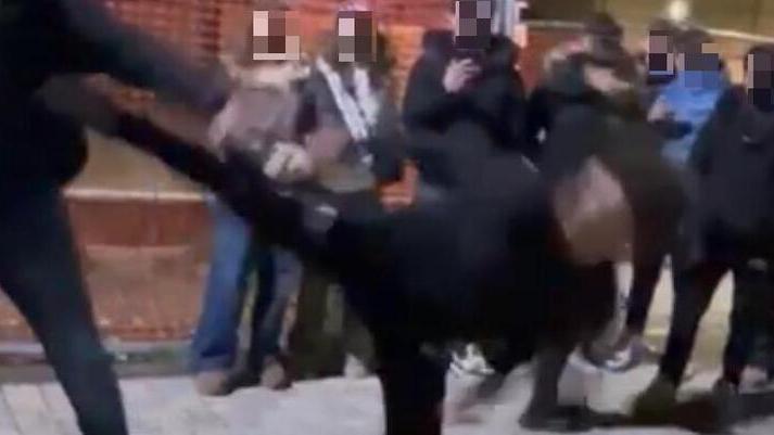 Un fermo immagine del video in cui si vede il ragazzino che sferra un calcio colpendo l’uomo