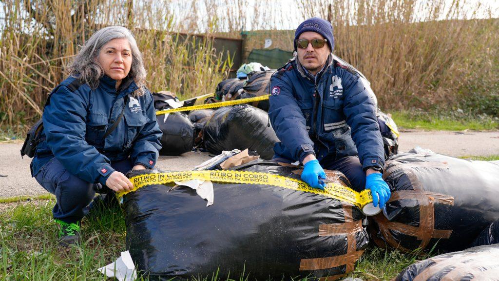 Sacchi neri nelle campagne di Prato: il Comune convoca le associazioni cinesi