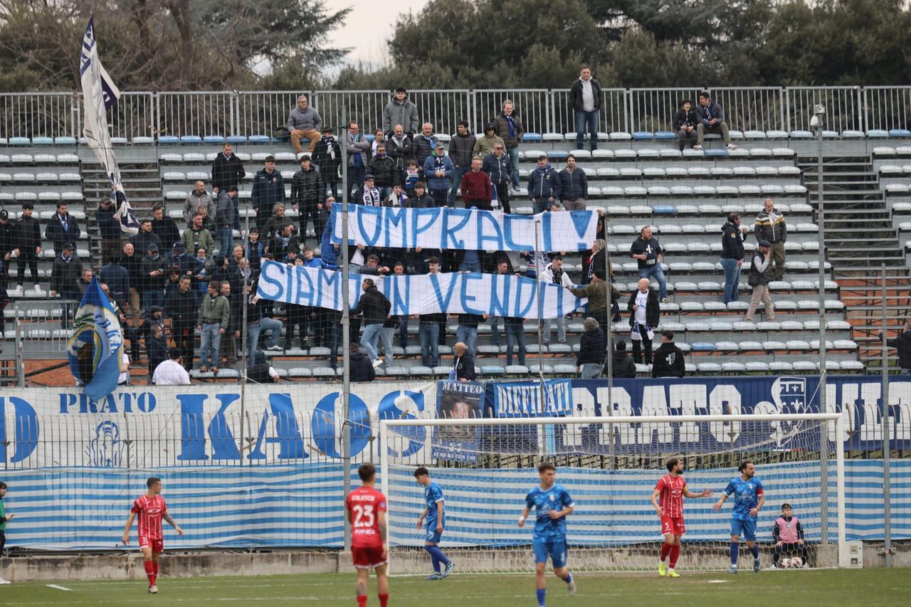 
	Lo striscione esposto dai tifosi biancazzurri in curva (foto Giovanni Tarducci)


