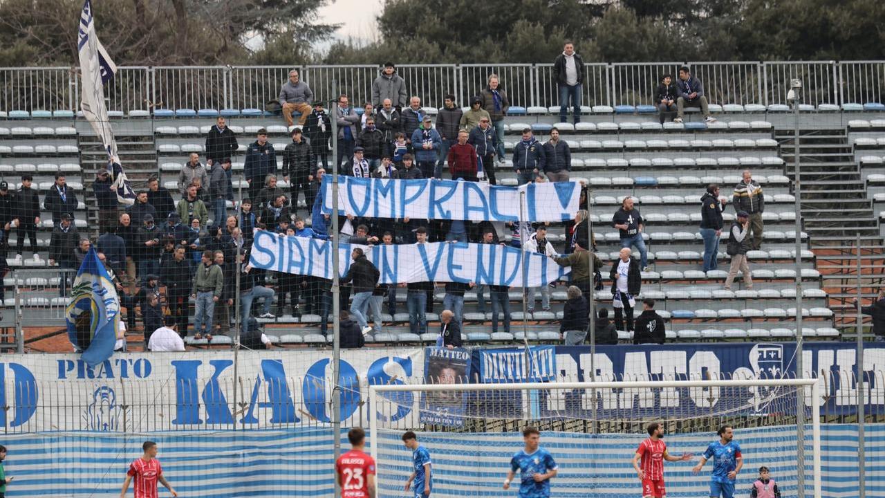 Lo striscione esposto dai tifosi biancazzurri in curva (foto Giovanni Tarducci)