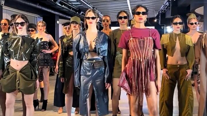 La designer reggiana Dafne Vena porta in passerella a Parigi i suoi capi femminili che esaltano la libertà della donna