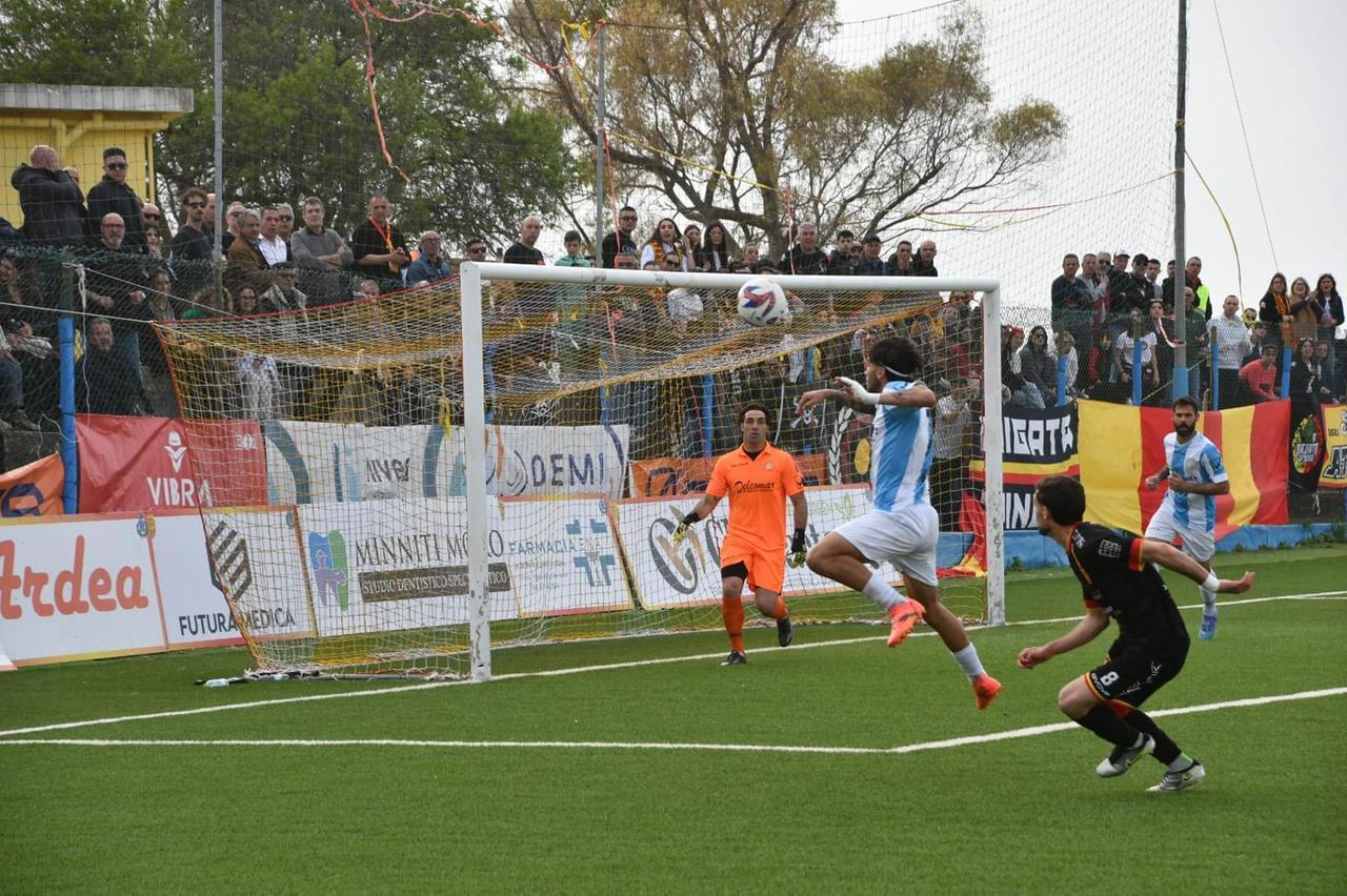 
	Una immagine del derby tra Atletico Uri e Ilvamaddalena

