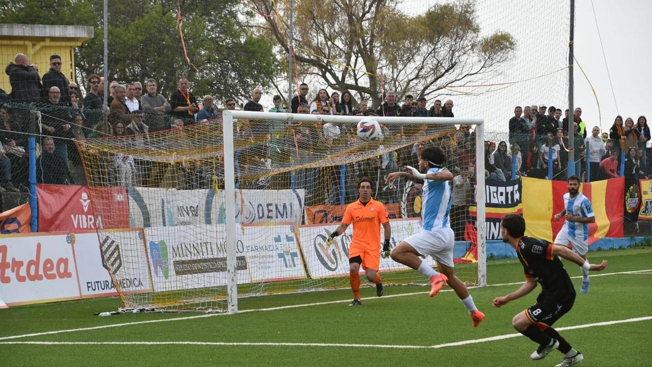 Una immagine del derby tra Atletico Uri e Ilvamaddalena