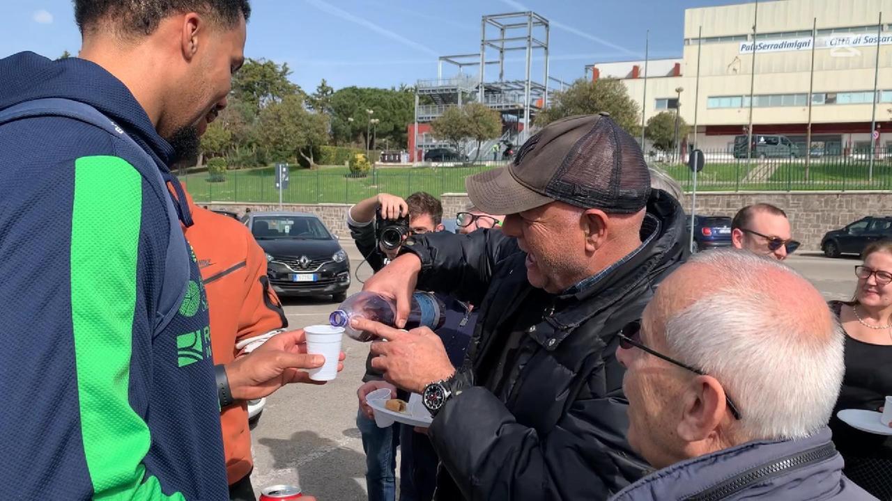 Cofani aperti, giocatori e tifosi insieme per il terzo tempo nonostante la sconfitta