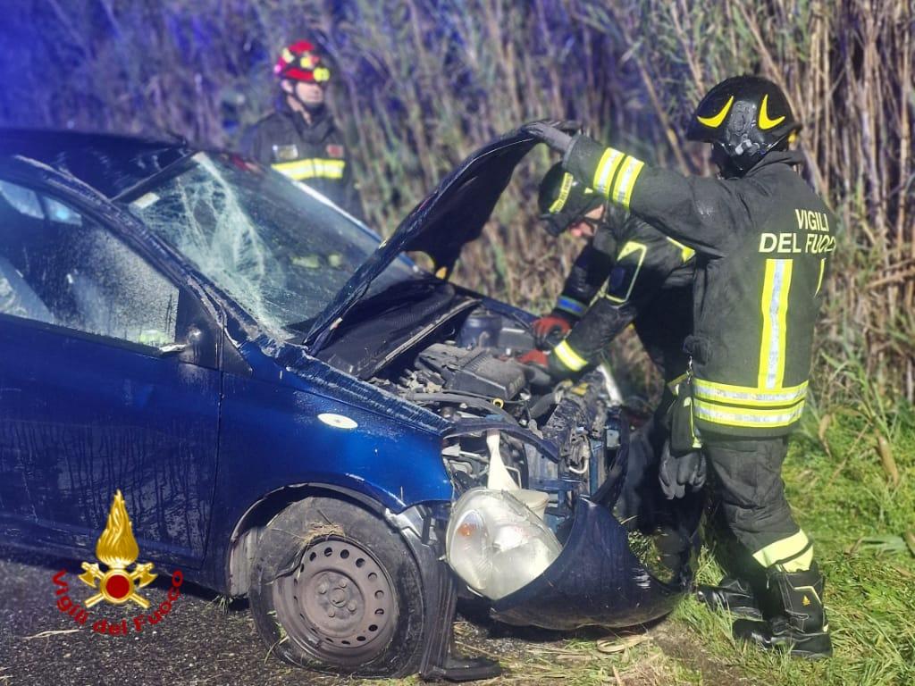 Sbanda con l’auto ed esce fuori strada lungo la provinciale 47, conducente ferita