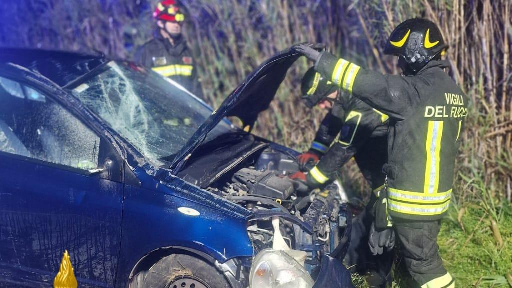 Sbanda con l’auto ed esce fuori strada lungo la provinciale 47, conducente ferita