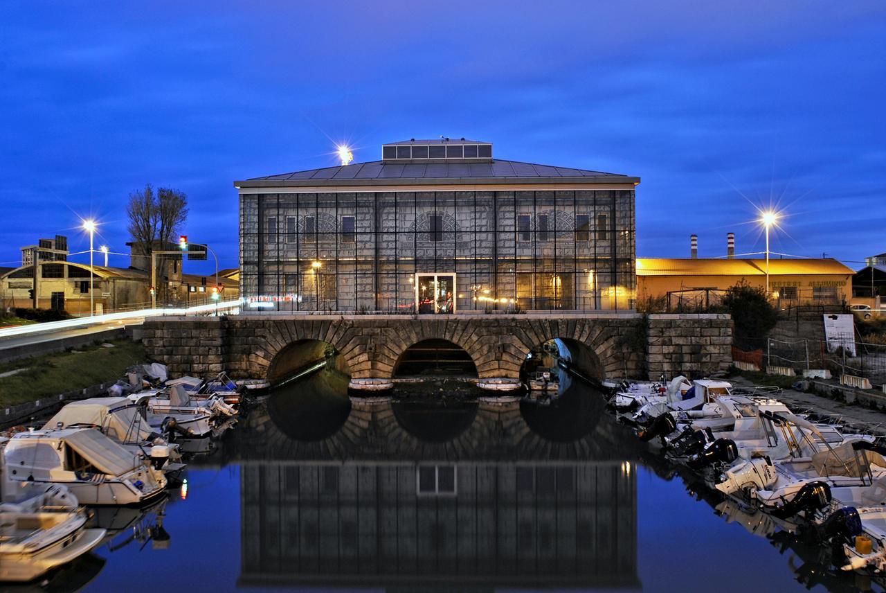 Livorno e la sua Dogana d’Acqua nell’ora blu. Grazie a Francesco Del Santo