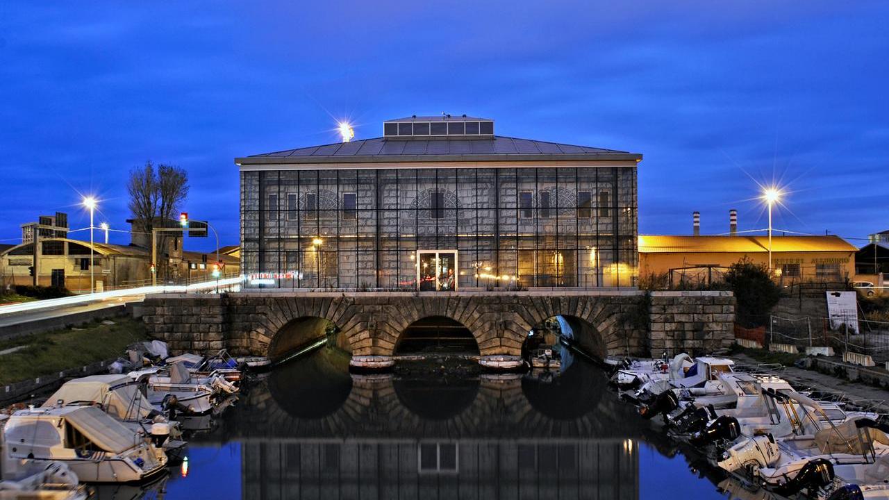 Livorno e la sua Dogana d’Acqua nell’ora blu. Grazie a Francesco Del Santo