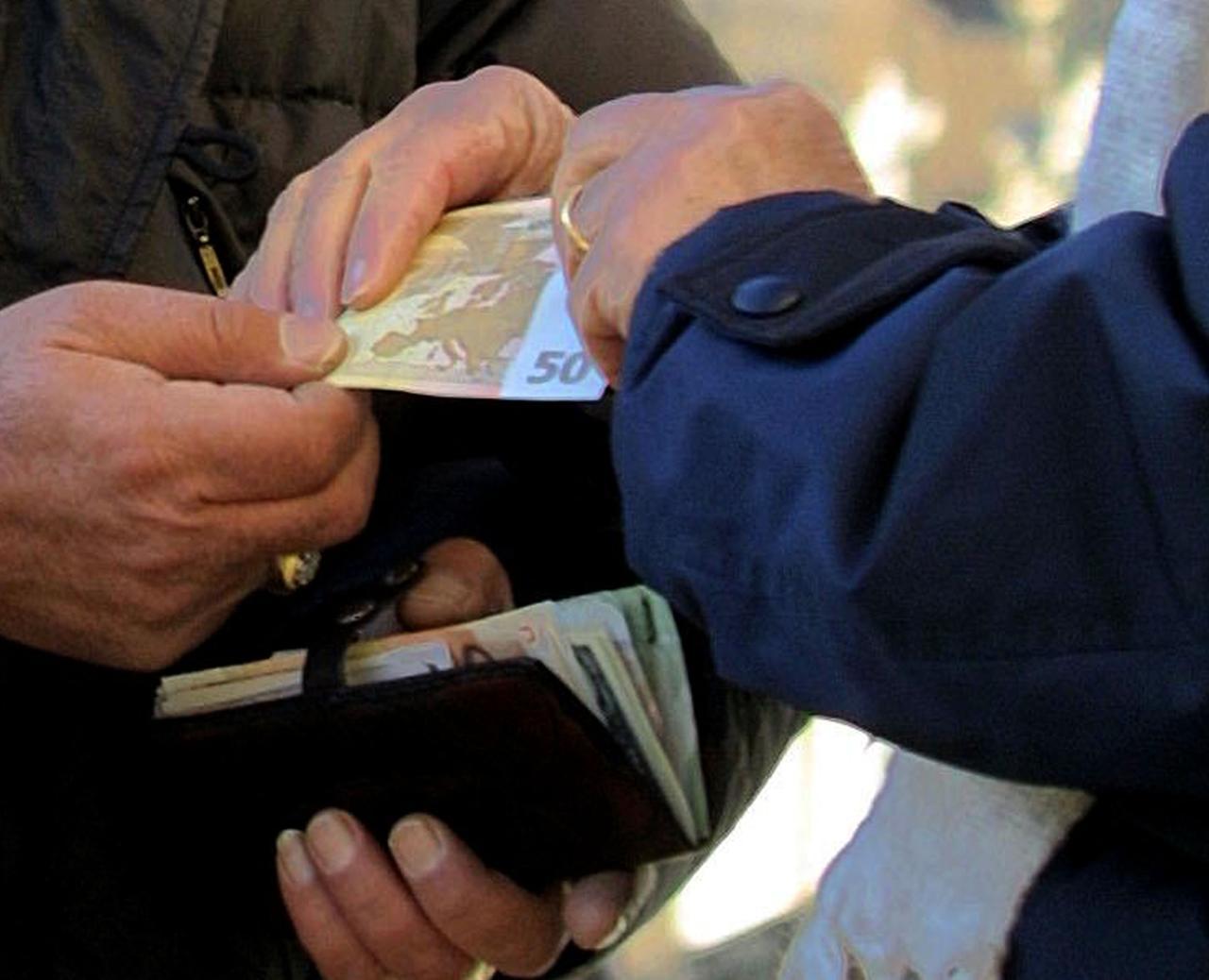 Stipendi degli statali, stop agli aumenti in busta paga