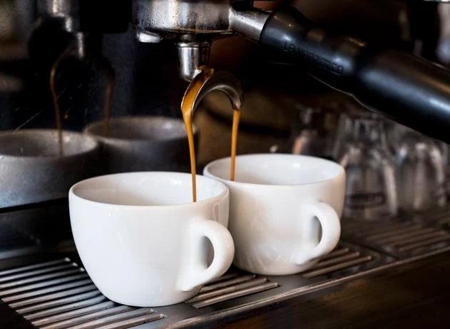 Caffè al bar, aumenti del 20% in quattro anni: la città più cara e quella più economica