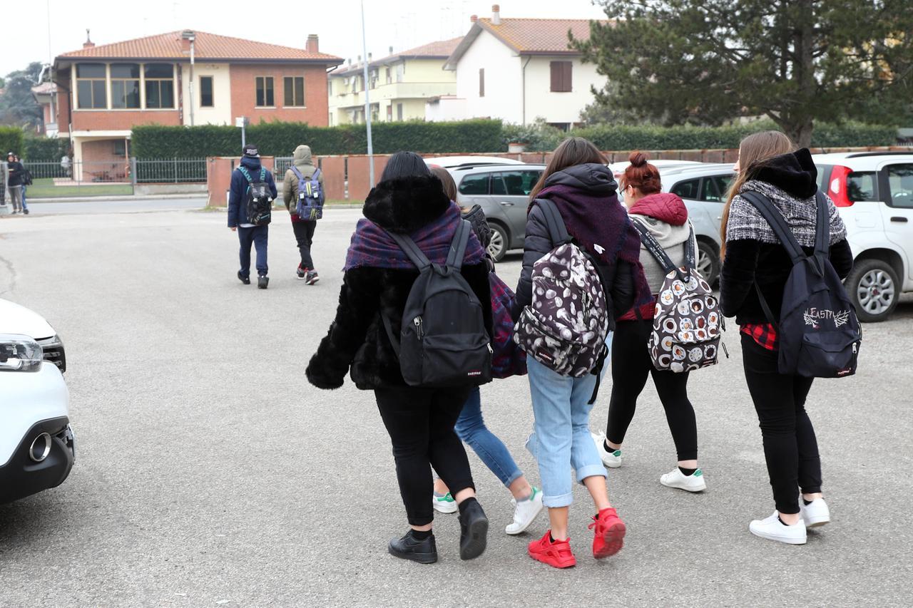 Ferrara, offre snus a due compagne di classe: 13enni finiscono all’ospedale