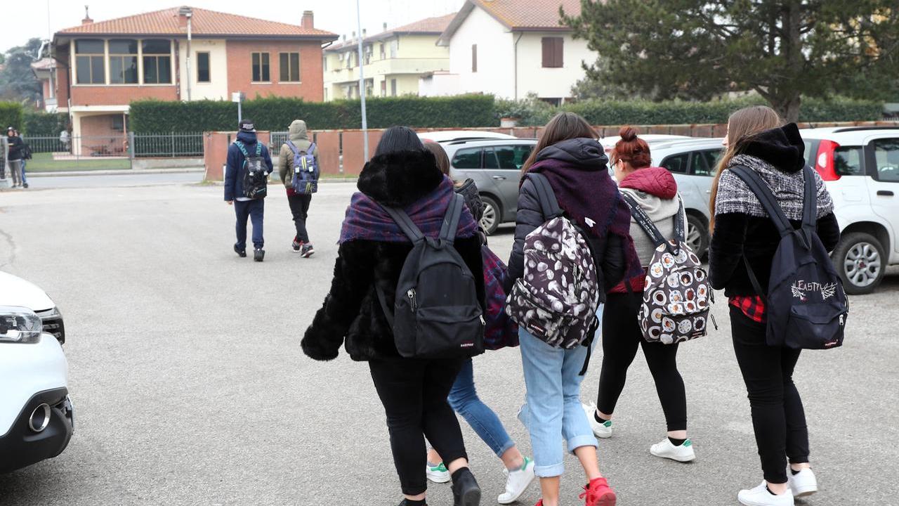 Ferrara, offre snus a due compagne di classe: 13enni finiscono all’ospedale